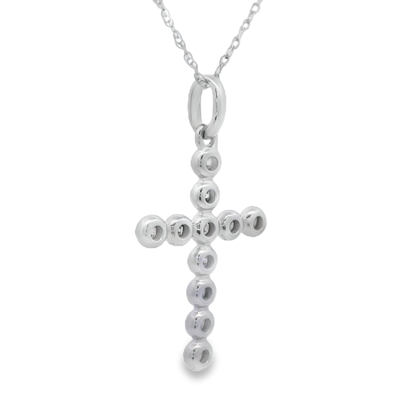 Colgante de cruz religiosa con diamantes de .12 ct en oro blanco de 14 kt