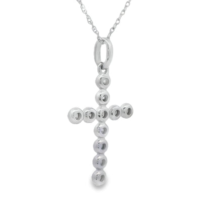 Colgante de cruz religiosa con diamantes de .12 ct en oro blanco de 14 kt