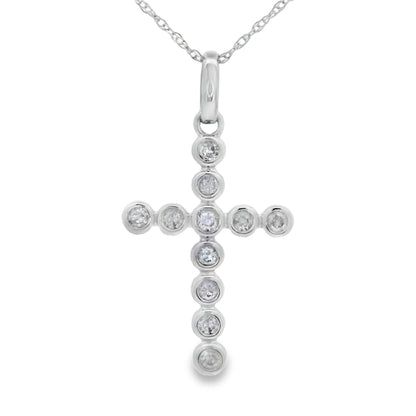 Colgante religioso de cruz con diamante de .20 ct en oro blanco de 14kt