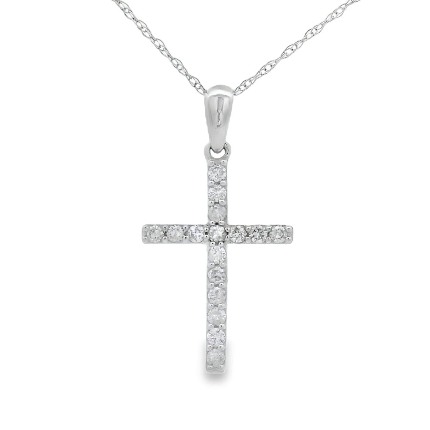 Colgante de cruz religiosa con diamante de .19 ct en oro blanco de 14 kt