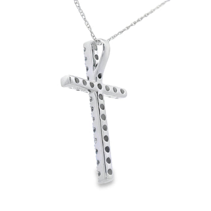 Colgante de cruz religiosa con diamante de .33 ct en oro blanco de 14 kt