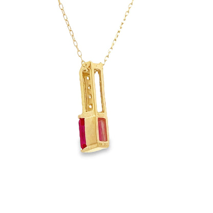 Colgantes de moda de rubí y diamante creados en oro amarillo de 10 quilates
