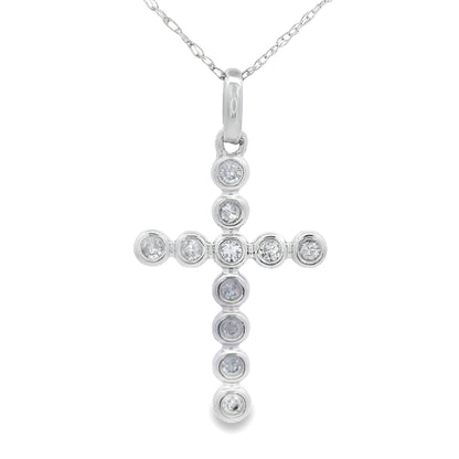 Colgante de cruz religiosa con diamantes de .12 ct en oro blanco de 14 kt