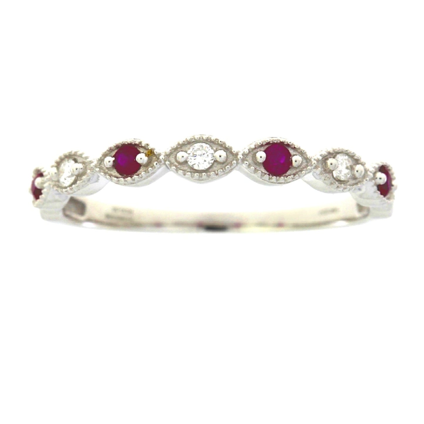 Anillo de boda con diamante y rubí de .15 ct en oro blanco de 14 kt