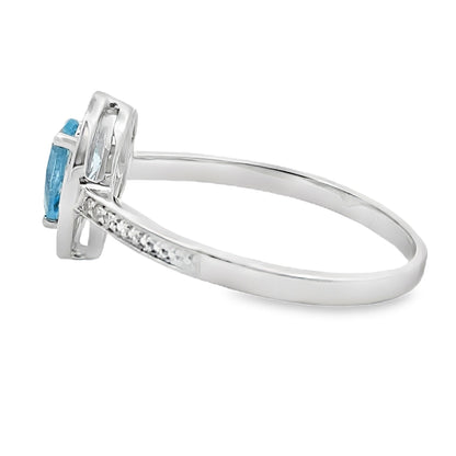 Anillo de topacio azul y diamantes de 0,54 ct en oro blanco de 10 quilates