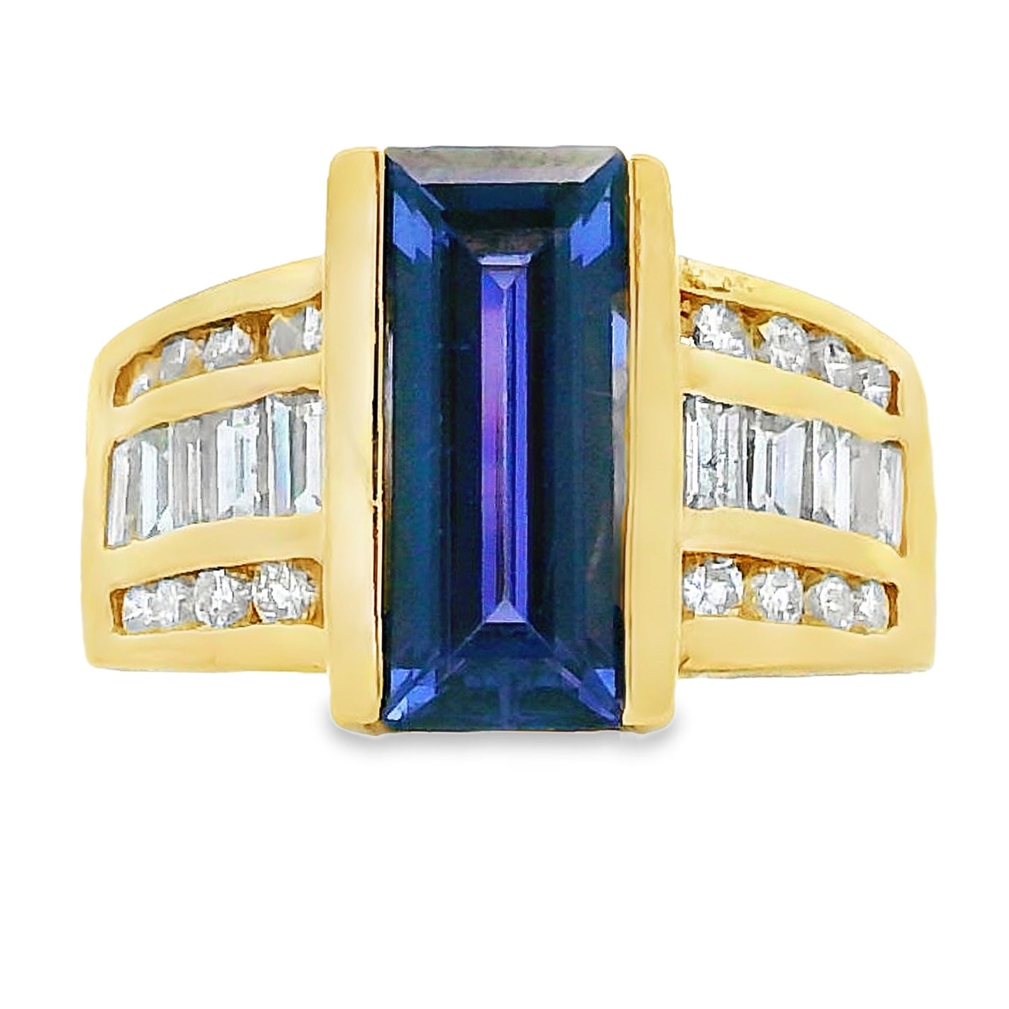 Anillo de .80ct de tanzanita y diamantes en oro amarillo de 18kt
