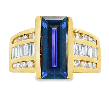 Anillo de .80ct de tanzanita y diamantes en oro amarillo de 18kt