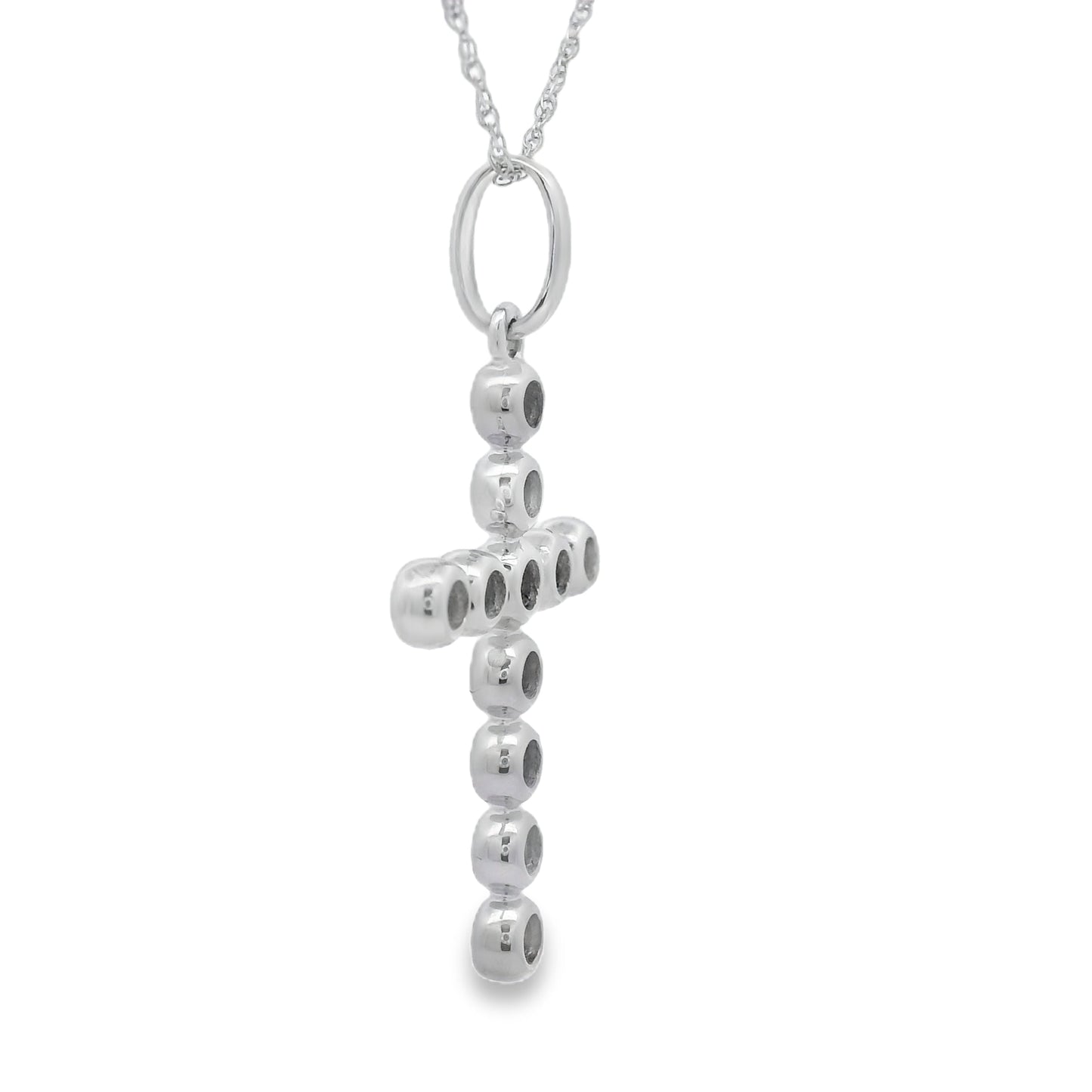 Colgante religioso de cruz con diamante de .31 ct en oro blanco de 14 kt