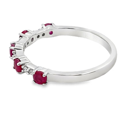 Anillo de boda con rubí y diamantes de 0,70 ct en oro blanco de 10 qt