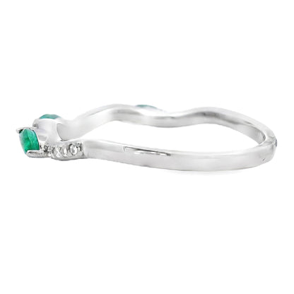 Set de anillos apilables de esmeralda y diamante en oro blanco de 14 quilates
