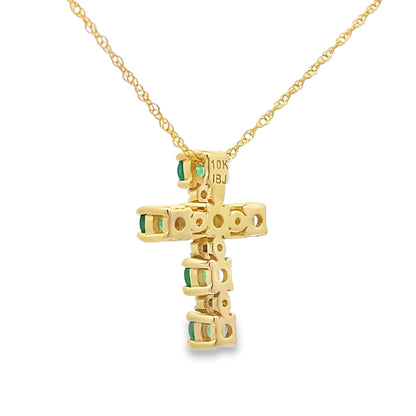 Colgante religioso de cruz con esmeralda de 0,26 ct en oro amarillo de 10 qt