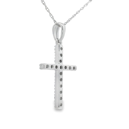 Colgante de cruz religiosa con diamante de .19 ct en oro blanco de 14 kt