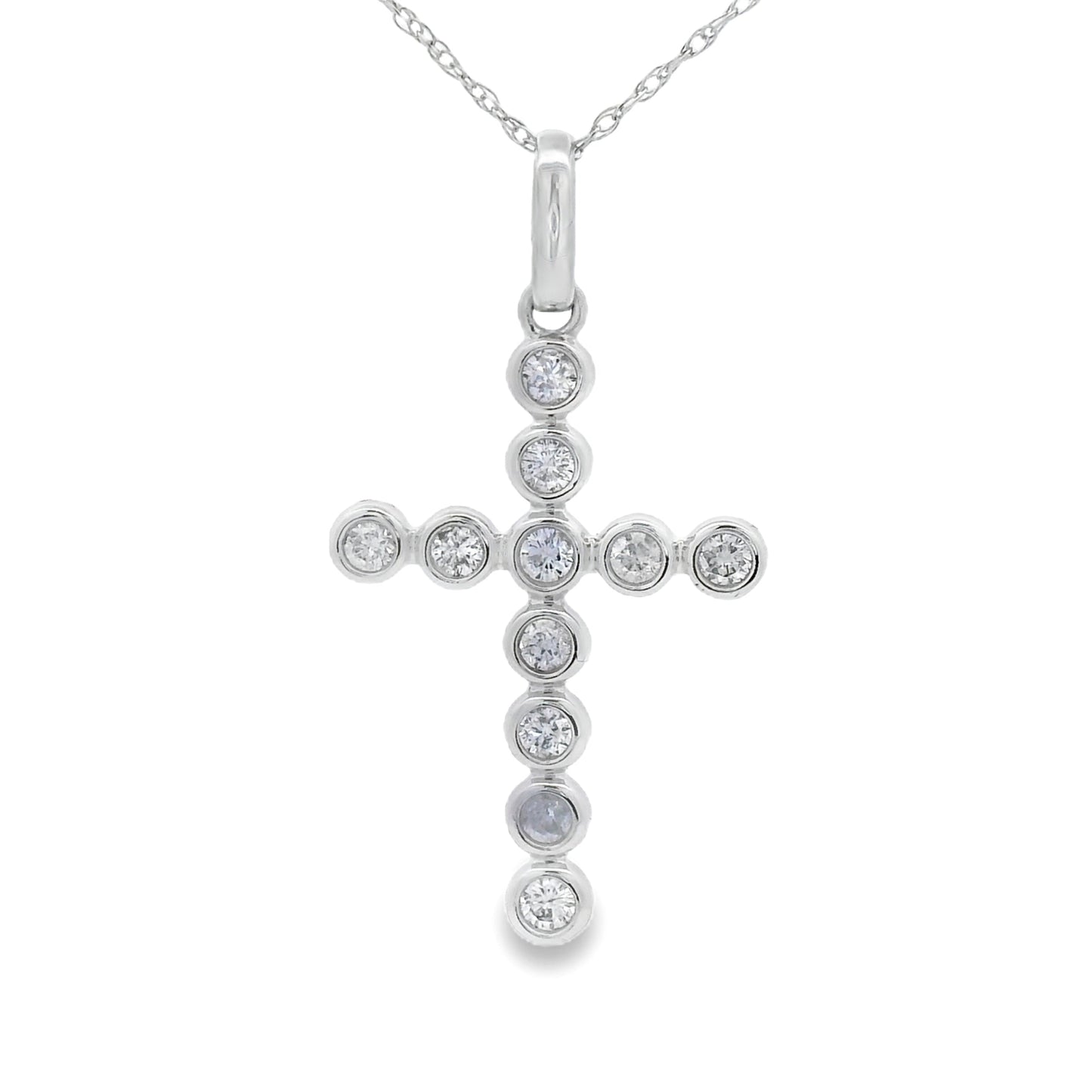 Colgante religioso de cruz con diamante de .31 ct en oro blanco de 14 kt