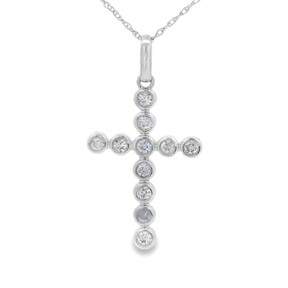 Colgante religioso de cruz con diamante de .31 ct en oro blanco de 14 kt