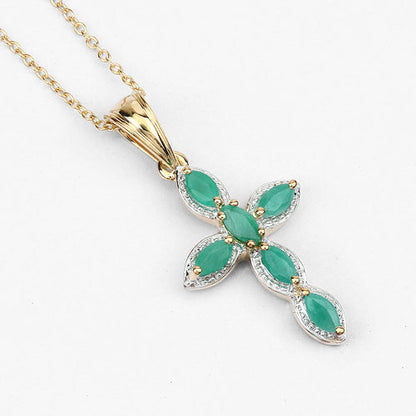 Colgante de plata de ley .925 con baño de oro amarillo de 18K y esmeralda natural de 0.84 quilates