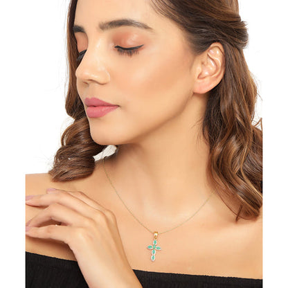 Colgante de plata de ley .925 con baño de oro amarillo de 18K y esmeralda natural de 0.84 quilates