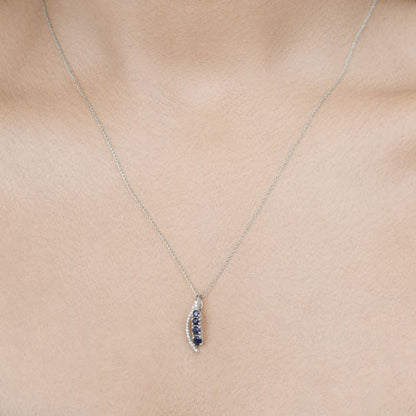 Colgante de oro blanco de 14 quilates con zafiro azul auténtico de 0,40 quilates y diamante blanco