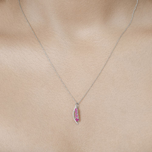 Colgante de oro blanco de 14 quilates con rubí auténtico de 0,43 quilates y diamantes blancos