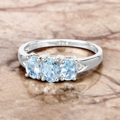 Anillo de plata de ley .925 con aguamarina auténtica de 0.95 quilates y diamantes blancos