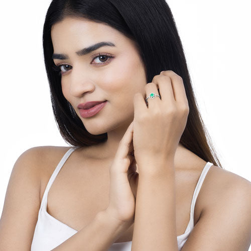 Anillo de oro blanco de 14K con esmeralda zambiana auténtica de 0,55 quilates y diamantes blancos