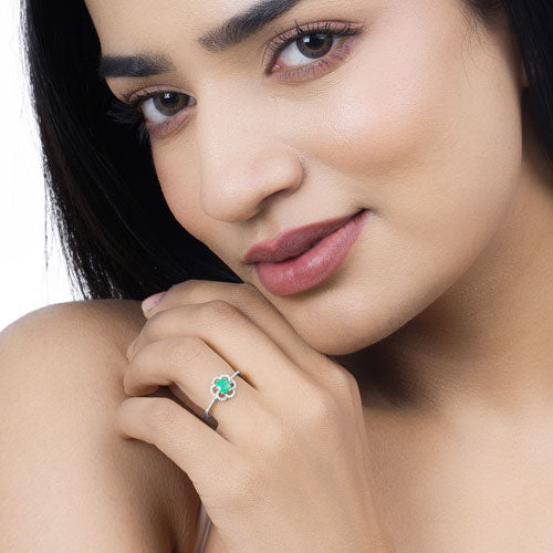 Anillo de oro blanco de 14K con esmeralda zambiana auténtica de 0,55 quilates y diamantes blancos