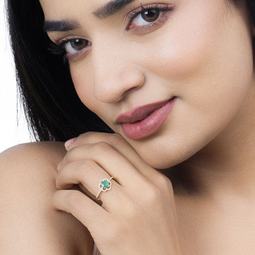 Anillo de oro amarillo de 14 quilates con esmeralda zambiana genuina de 0,55 quilates y diamante blanco