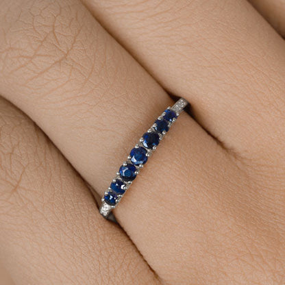 Anillo de oro blanco de 14 quilates con zafiro azul genuino de 0,45 quilates y diamantes blancos