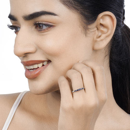 Anillo de oro blanco de 14 quilates con zafiro azul genuino de 0,45 quilates y diamantes blancos