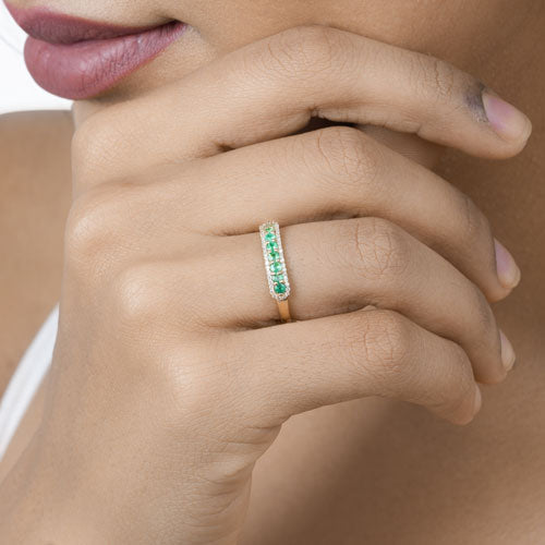 Anillo de oro amarillo de 14 quilates con esmeralda zambiana auténtica de 0,35 quilates y diamantes blancos