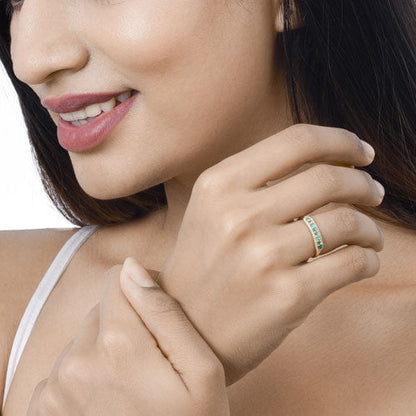 Anillo de oro amarillo de 14 quilates con esmeralda zambiana auténtica de 0,35 quilates y diamantes blancos