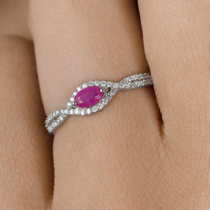Anillo de oro blanco de 14K con rubí auténtico de 0,40 quilates y diamantes blancos