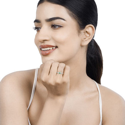 Anillo de oro blanco de 14K con esmeralda zambiana auténtica de 0,32 quilates y diamantes blancos