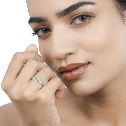 Anillo de oro blanco de 14K con esmeralda zambiana auténtica de 0,32 quilates y diamantes blancos