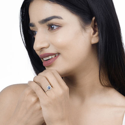 Anillo de oro blanco de 14K con zafiro azul genuino de 0.72 quilates y diamante blanco