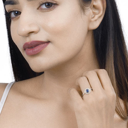 Anillo de oro blanco de 14K con zafiro azul genuino de 0.72 quilates y diamante blanco