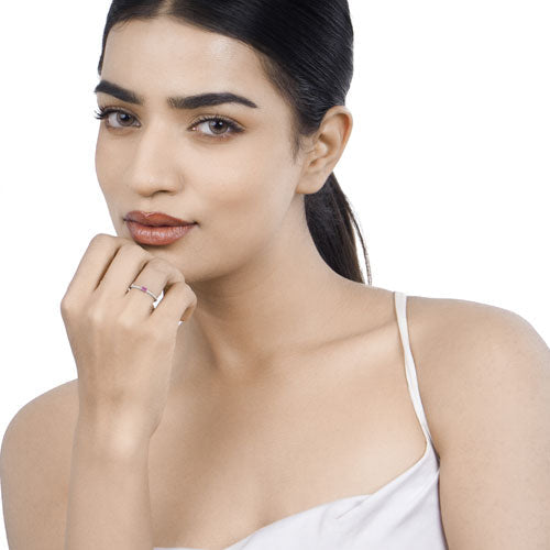 Anillo de oro blanco de 14 quilates con rubí auténtico de 0,22 quilates y diamante blanco