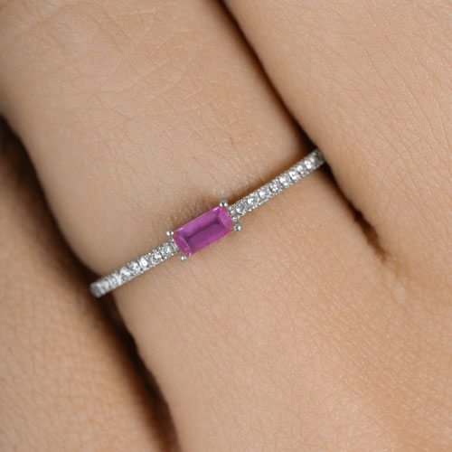 Anillo de oro blanco de 14 quilates con rubí auténtico de 0,22 quilates y diamante blanco