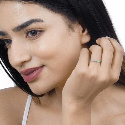 Anillo de oro blanco de 14K con esmeralda zambiana auténtica de 0,18 quilates y diamantes blancos