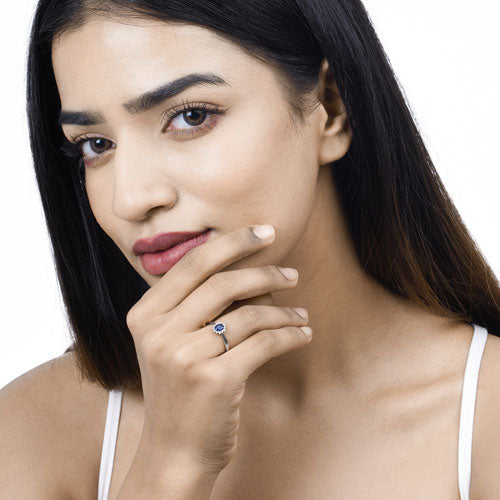 Anillo de oro blanco de 14K con zafiro azul auténtico de 0,44 quilates y diamantes blancos