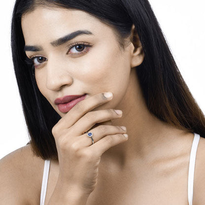 Anillo de oro blanco de 14K con zafiro azul auténtico de 0,44 quilates y diamantes blancos