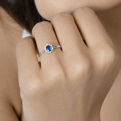 Anillo de oro blanco de 14K con zafiro azul auténtico de 0,44 quilates y diamantes blancos