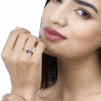 Anillo de oro blanco de 14K con zafiro azul auténtico de 0,44 quilates y diamantes blancos