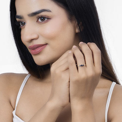Anillo de oro amarillo de 14K con zafiro azul genuino de 0,56 quilates y diamantes blancos