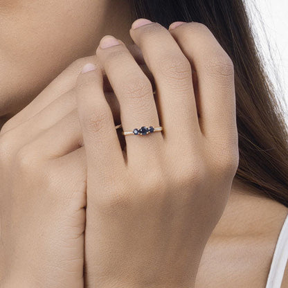 Anillo de oro amarillo de 14K con zafiro azul genuino de 0,56 quilates y diamantes blancos