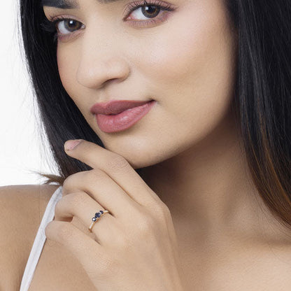 Anillo de oro amarillo de 14K con zafiro azul genuino de 0,56 quilates y diamantes blancos