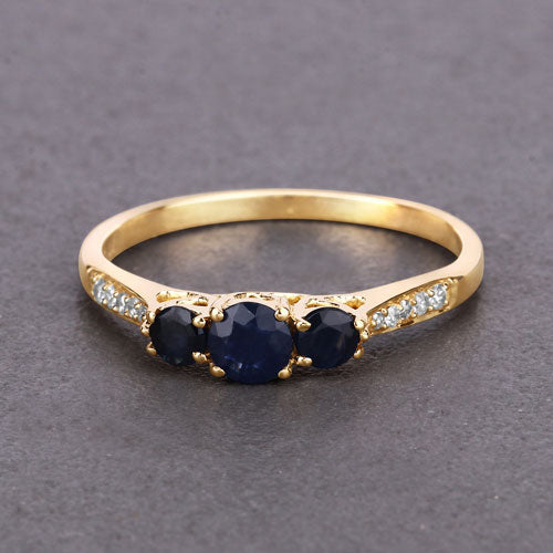 Anillo de oro amarillo de 14K con zafiro azul genuino de 0,56 quilates y diamantes blancos