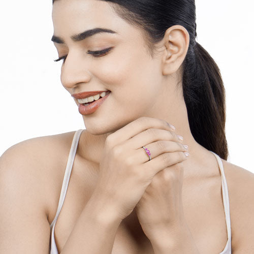 Anillo de oro blanco de 14K con rubí genuino de 0,61 quilates y diamantes blancos
