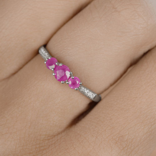Anillo de oro blanco de 14K con rubí genuino de 0,61 quilates y diamantes blancos