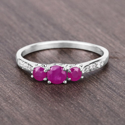 Anillo de oro blanco de 14K con rubí genuino de 0,61 quilates y diamantes blancos