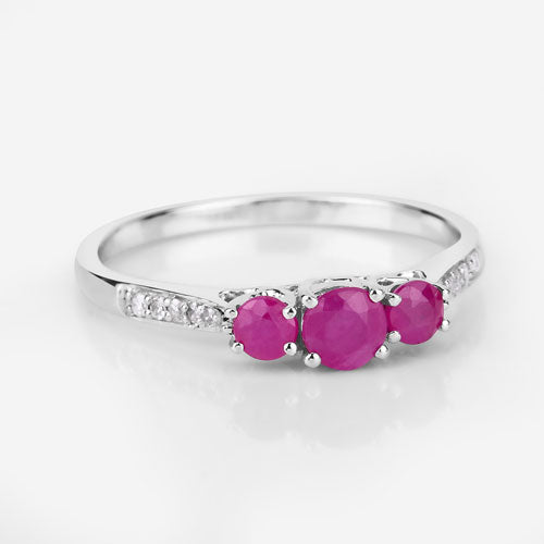 Anillo de oro blanco de 14K con rubí genuino de 0,61 quilates y diamantes blancos